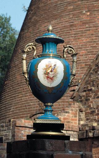 IMAGE 2 - Northumberland Vase.jpg