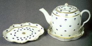Caughley teapot, stand and spoon tray showing the French Springs pattern.